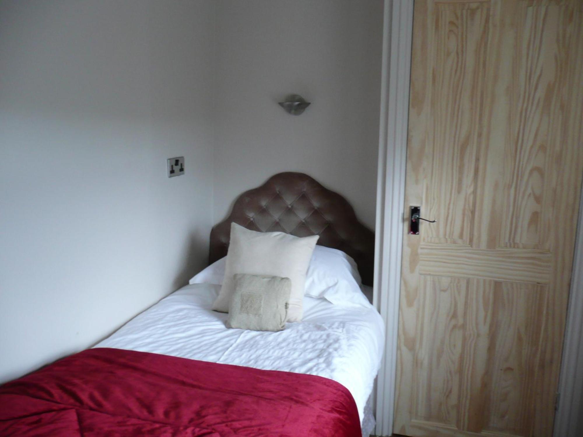 Hollybush Inn Greenhaugh Room photo